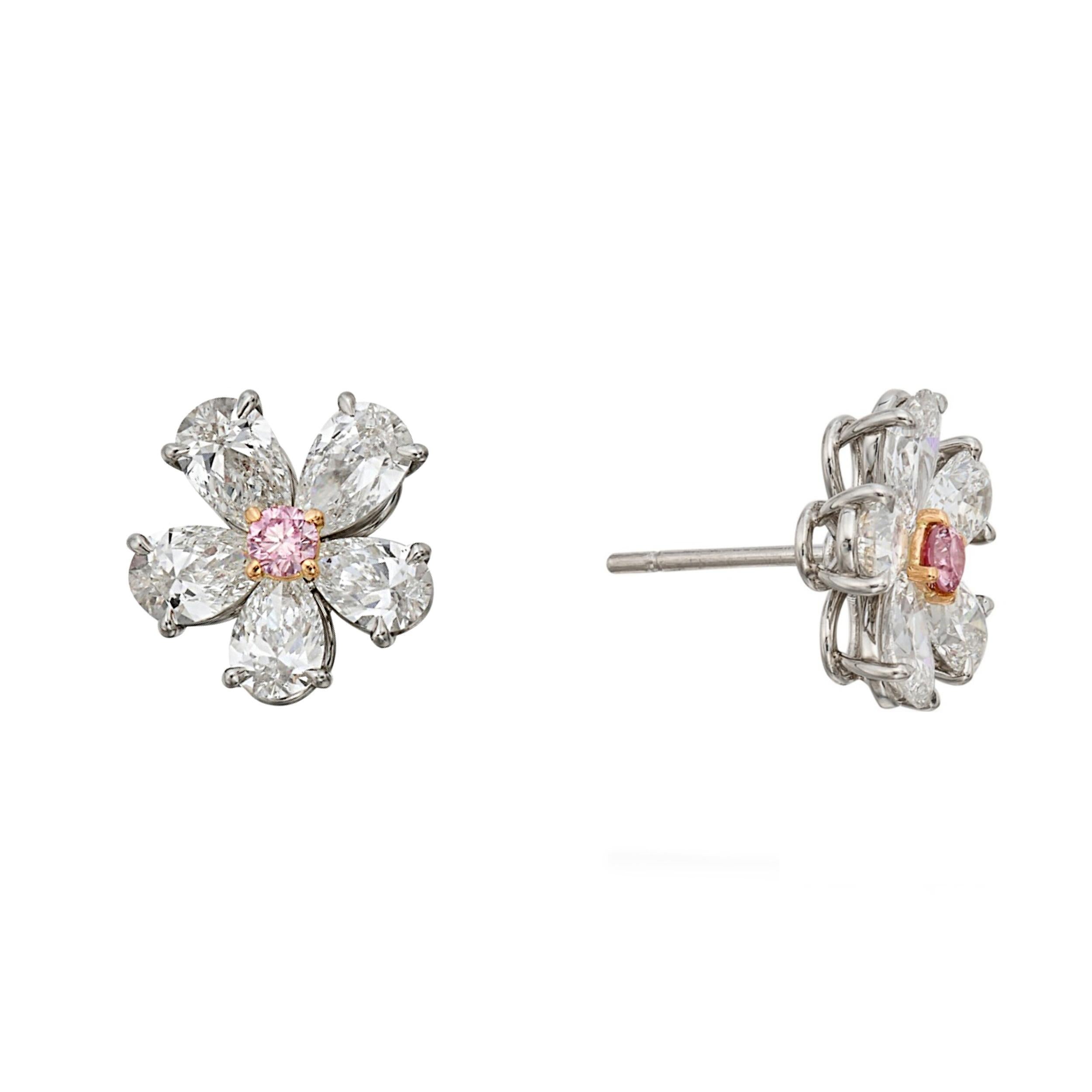 Um dieses auffallend rosafarbene Herzstück herum befinden sich fünf birnenförmige Diamanten, die sorgfältig angeordnet sind, um den zarten Blütenblättern einer Blume zu ähneln. Die birnenförmigen Diamanten mit einem Gesamtgewicht von 3,67 Karat