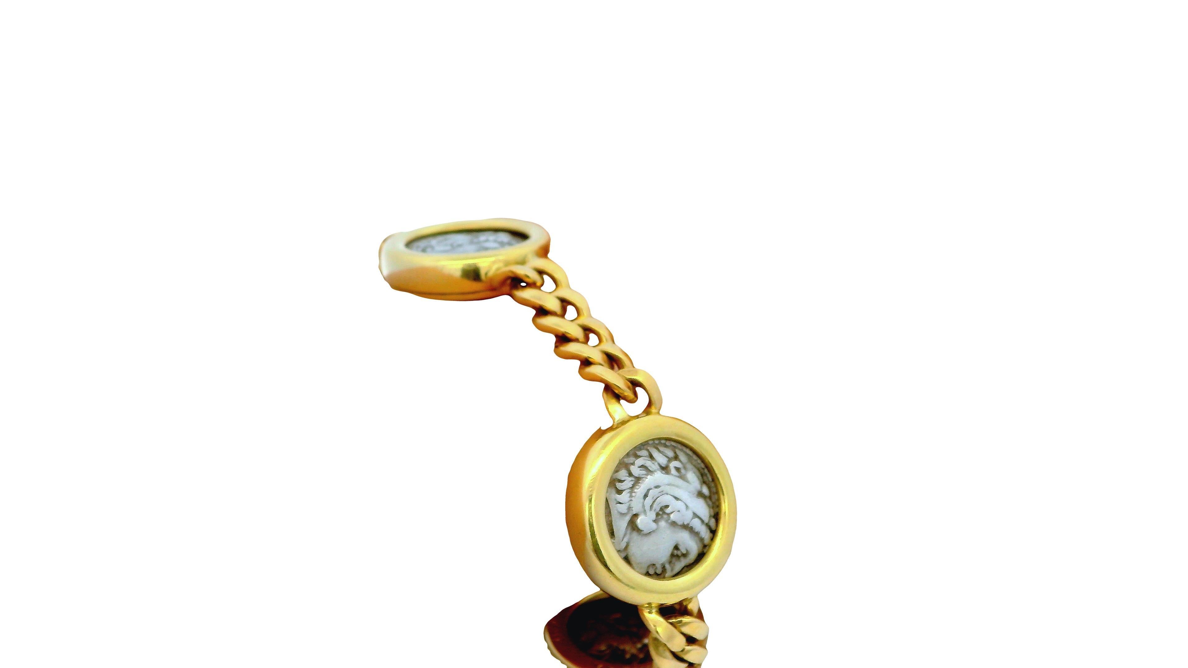 Il braccialetto Bvlgari in oro e argento 18k è un gioiello squisito che esemplifica l'arte italiana. Presenta intricati motivi di monete antiche come Demetrio Poliorcete, Alexander III e Antigone. Ogni moneta è elegantemente incastonata in