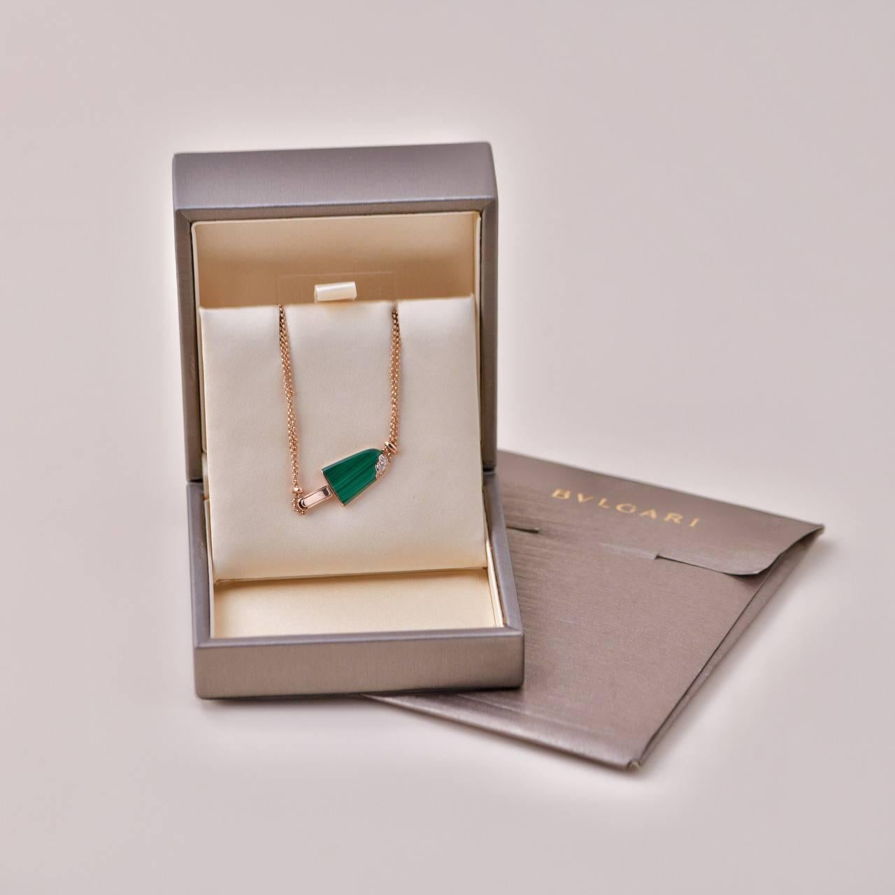 SKU	33301261
Viene fornito con una scatola Bvlgari completa e un certificato di autenticità Bvlgari.
Data	2019
Modello	Gelati
Numero di serie	NN****
Metallo	Oro rosa 18k
Pietre	Malachite, diamante (dettagli del diamante: circa 0,04