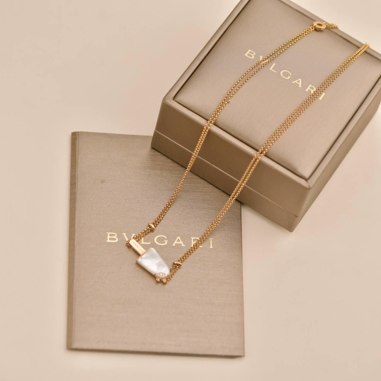 SKU	33301753
Kommt mit	Vollständiger Satz (Box + Karte)
Datum	2019
Modell	Gelati
Seriennummer	P4****
Metall	18k Rose Gold
Steine	Diamant, Perlmutt
Gesamtgewicht der Diamanten	0,08ct ungefähr
Gewicht	10.59 g
Länge	46 cm
Breite	2.5