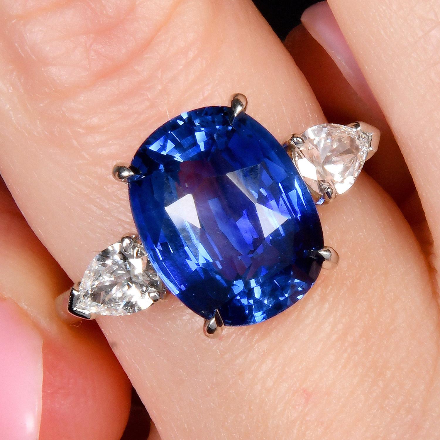 Création exquise et rare de Bvlgari, cette bague exceptionnelle à trois pierres est ornée d'un saphir bleu royal certifié GIA, flanqué de deux diamants taille brillant, le tout serti dans une luxueuse combinaison de platine et d'or blanc 18