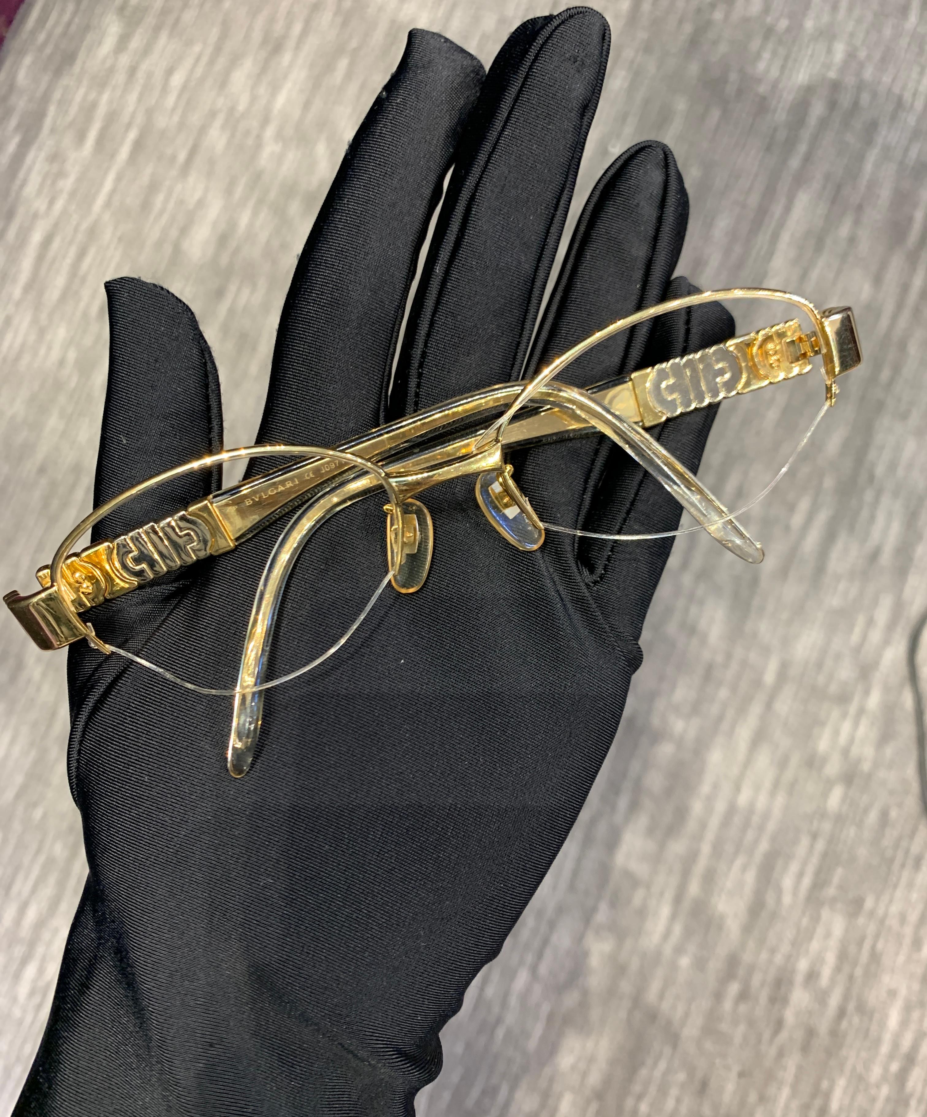 Bvlgari-Gläser aus Gold und Diamanten

Bulgari Brillengestell aus Gelbgold mit Diamanten besetzt 

Metall Typ: 18 Karat Gelbgold 
Maßnahmen Ungefähr 6