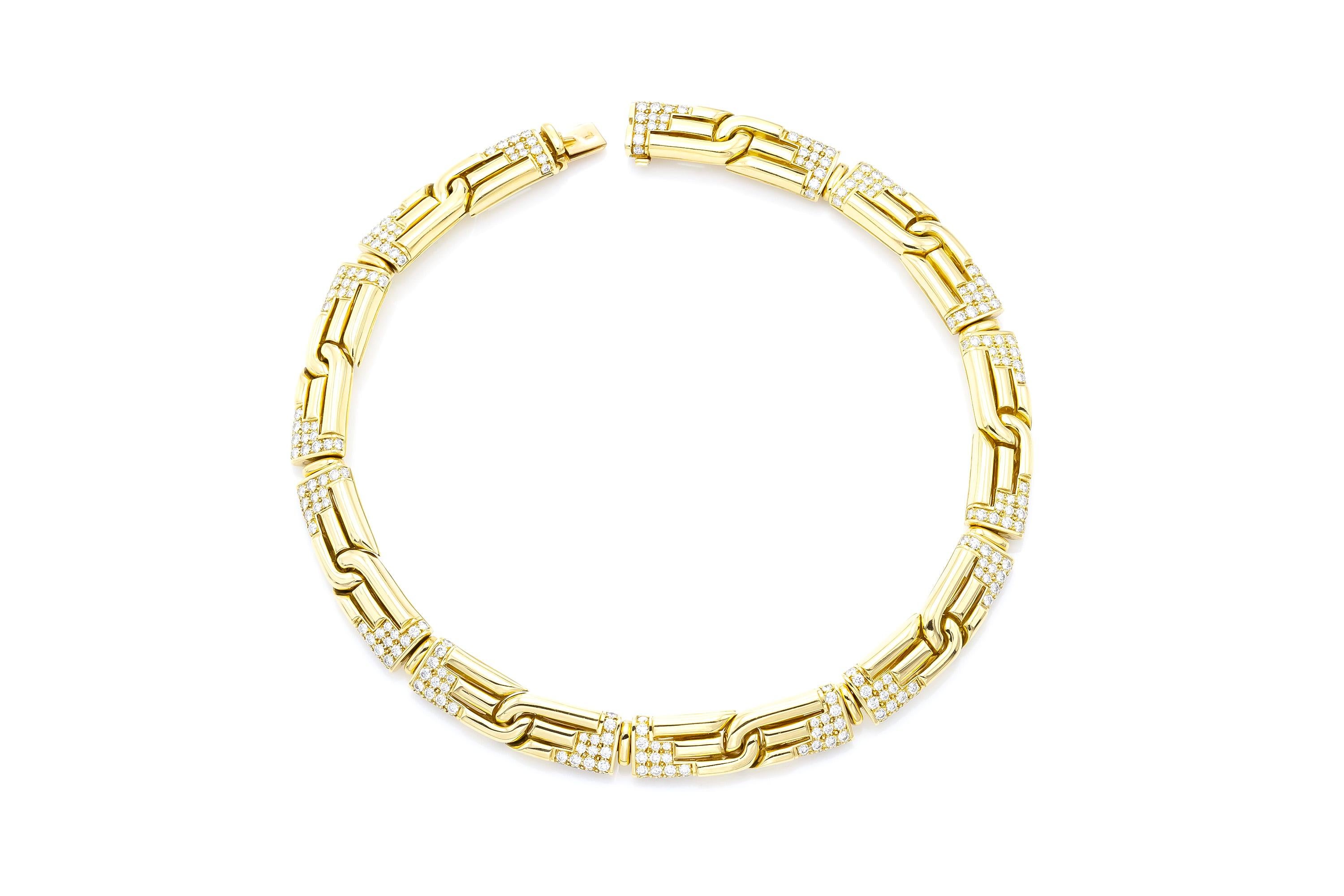 Finement réalisée en or jaune 18k avec des diamants ronds de taille brillant pesant approximativement un total de 10,00 carats.
Signé par Bvlgari