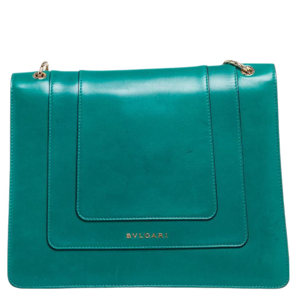 Dazzle the eyes that fall on you when you swing this stunning Bvlgari creation. Crafted from leather in a sleek green shade, the shoulder bag is styled with a flap that has the iconic Serpenti head closure. The bag has a spacious fabric interior and