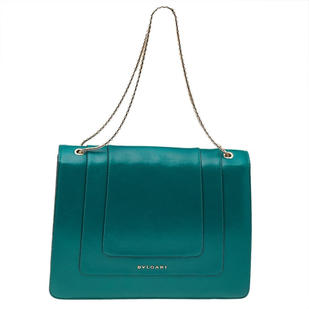 Dazzle the eyes that fall on you when you swing this stunning Bvlgari creation. Crafted from leather in a breathtaking green hue, the shoulder bag is styled with a flap that has the iconic Serpenti head closure. The bag has a spacious fabric