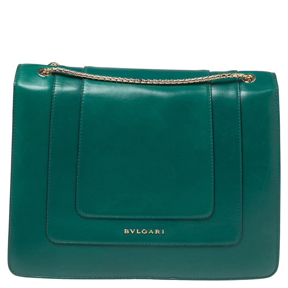 Dazzle the eyes that fall on you when you swing this stunning Bvlgari creation. Crafted from leather in a breathtaking green hue, the shoulder bag is styled with a flap that has the iconic Serpenti head closure. The bag has a spacious fabric and