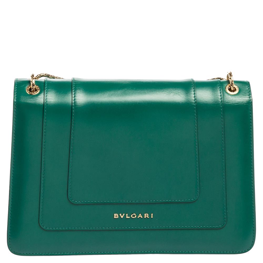 Add a dazzling element to your style with this stunning Bvlgari creation. Crafted from green leather, the shoulder bag has a flap with the iconic Serpenti head closure. The bag has a lined interior and a chain for an easy carrying