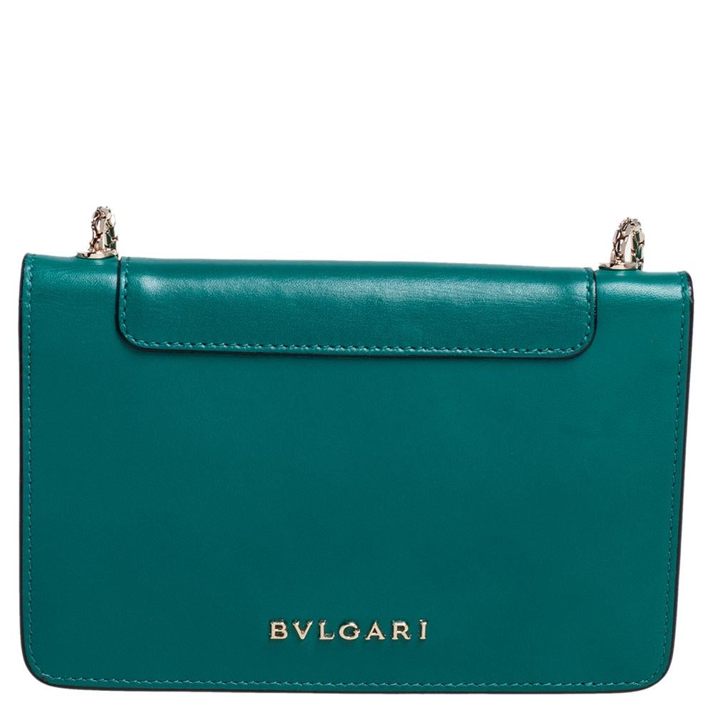 Dazzle the eyes that fall on you when you swing this stunning Bvlgari creation. Crafted from leather in a breathtaking green hue, the crossbody bag is styled with a flap that has the iconic Serpenti head closure. The bag has a spacious leather