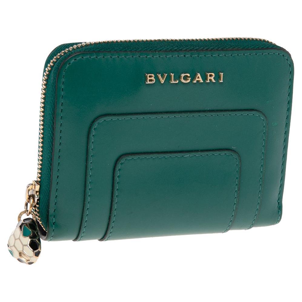 This Serpenti Forever wallet from the House of Bvlgari is made to offer functionality and luxury. It is designed using green leather and features gold-toned hardware. The zip fastening opens to a leather-fabric interior. Keep your essentials safely