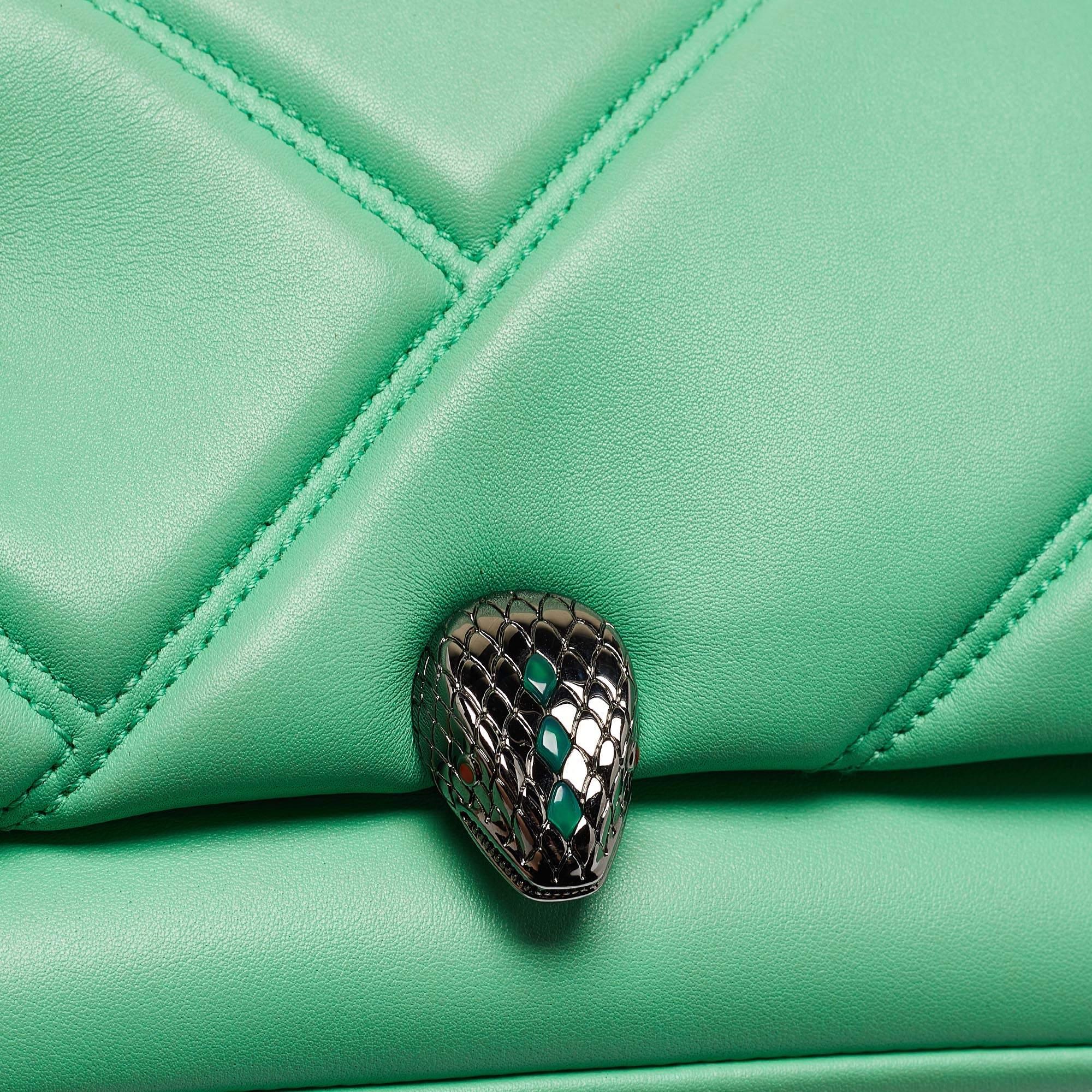 Bvlgari Mini sac à bandoulière Serpenti Cabochon en cuir matelassé vert Pour femmes en vente