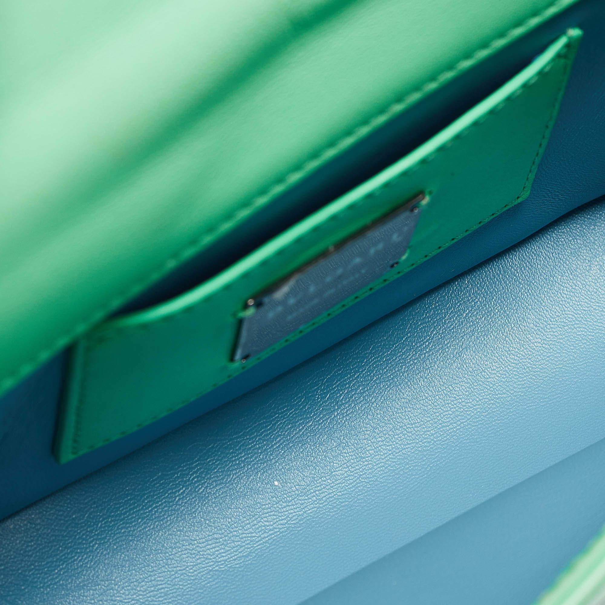 Bvlgari Mini sac à bandoulière Serpenti Cabochon en cuir matelassé vert en vente 3