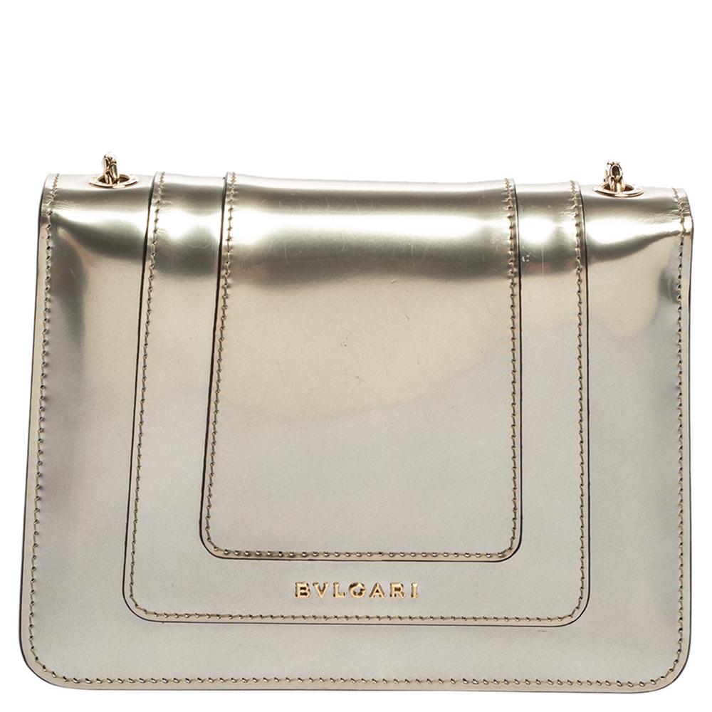 Dazzle the eyes that fall on you when you swing this stunning Bvlgari creation. Crafted from patent leather in a breathtaking grey hue, the shoulder bag is styled with a flap that has the iconic Serpenti head closure. The bag has a spacious fabric