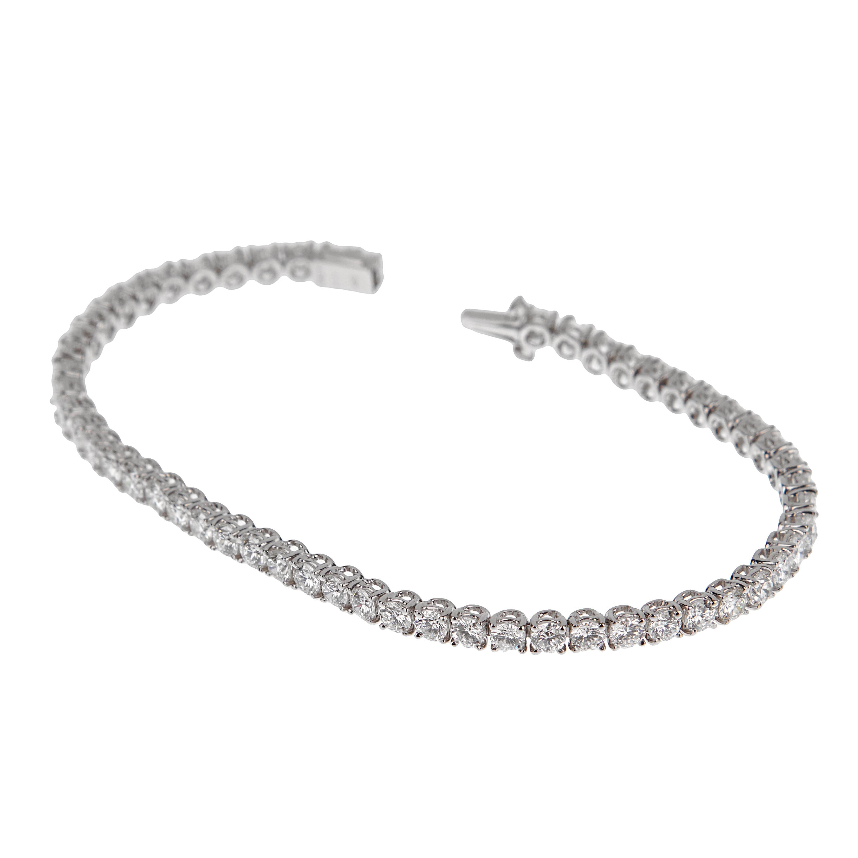 Das Armband ist mit insgesamt ca. 6 Karat außergewöhnlichen Diamanten besetzt, von denen jeder einzelne aufgrund seiner hervorragenden Qualität sorgfältig ausgewählt wurde. Die Diamanten sind in einer klassischen Zacken- oder 