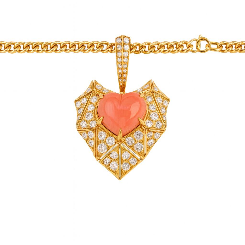 Collana con ciondolo a forma di cuore in oro giallo 18 carati con diamanti e corallo di Bvlgari In condizioni buone in vendita a Chicago, IL