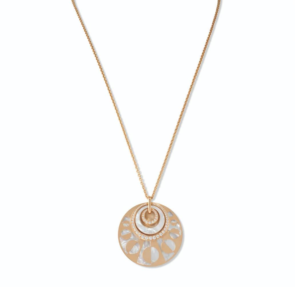 BVLGARI 18k Rose Gold Diamond and Mother of Pearl Pendant Necklace 

Authentic Bvlgari 'Intarsio' CIRCA 2010s Diamond and Mother of Pearl Pendant Necklace crafted in 18k Rose Gold. The earrings center on round mother-of-pearl inlaid geometric motifs