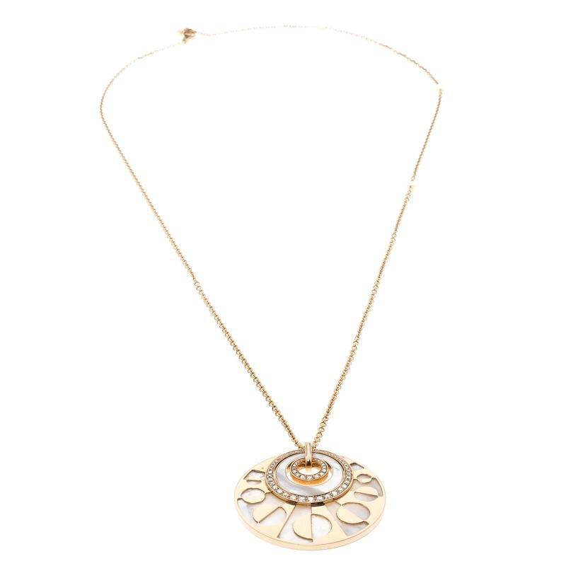 Displaying the deft artistry of Bvlgari, this Intarsio necklace will be your most elegant indulgence for it has an aura of making the simplest of outfits attract attention. Exuding an interesting patchwork of geometric patterns, the medallion-shaped