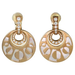 BVLGARI Pendants d'oreilles Intarsio en or rose avec diamants et nacre