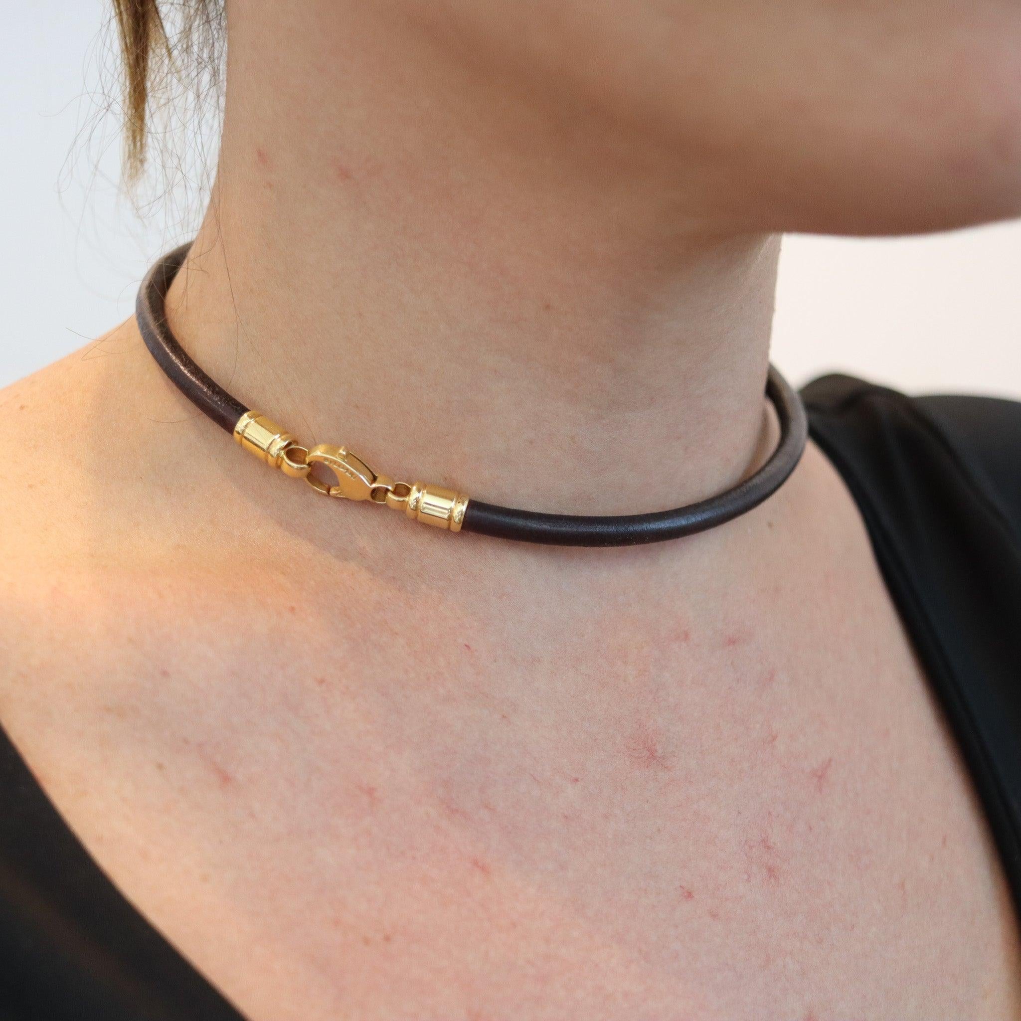Leather necklace and yellow gold designed by Bvlgari.

This is a contemporary necklace, created in Milano Italy by the jewelry house of Bvlgari. The necklace was crafted with parts made up in solid yellow gold of 18 karats and brown rolled leather.
