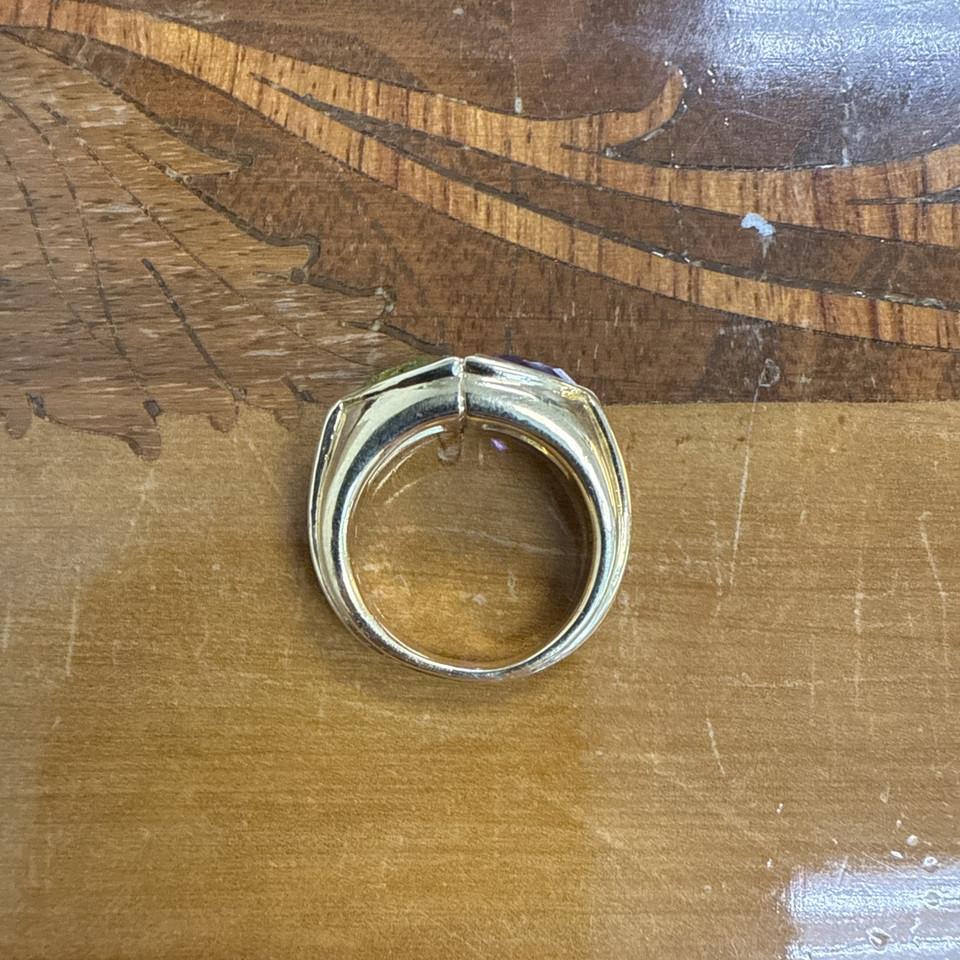 Anello Cocktail Bvlgari Italia 18k Giallo, Peridoto e Ametista 1970s Vintage

Ecco la possibilità di acquistare un anello vintage bellissimo e da collezione.

Anello vintage Bvlgari in oro giallo 18 carati, ametista e peridoto, altamente