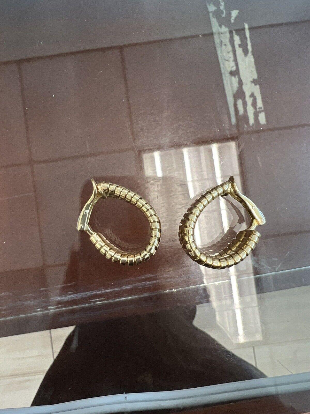 BVLGARI ITALY 18k Yellow Gold Double Tubogas Hoop Earrings Circa 1980s Vintage In Excellent Condition For Sale In Beverly Hills, CA