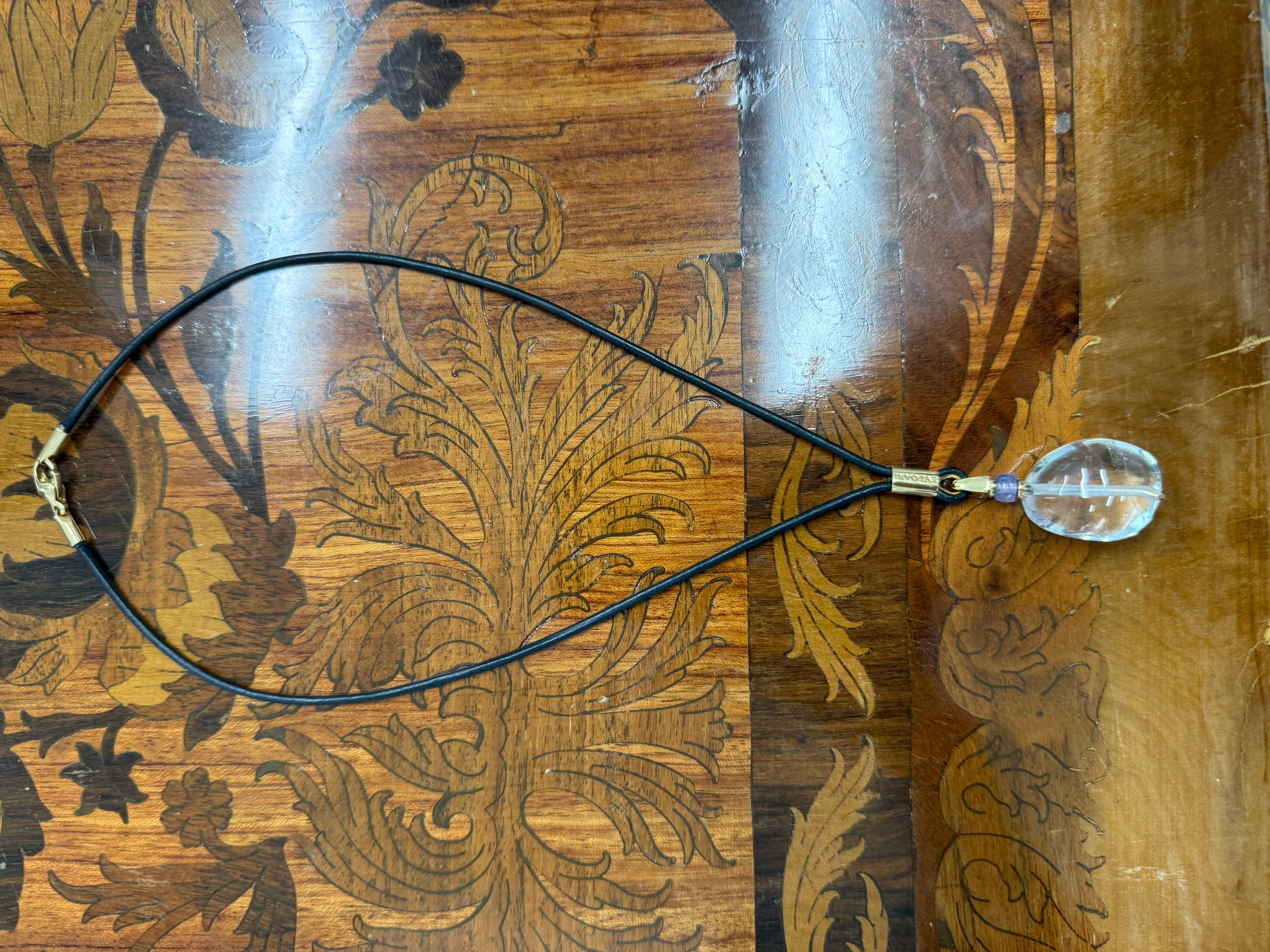 Bvlgari Italy Collier en or jaune 18k, cuir, cristal de roche et améthyste Vintage 1970



Voici l'occasion d'acquérir un magnifique collier de créateur très recherché.


Bvlgari Italie Collier des années 1980
Couleur	Cristal de roche,