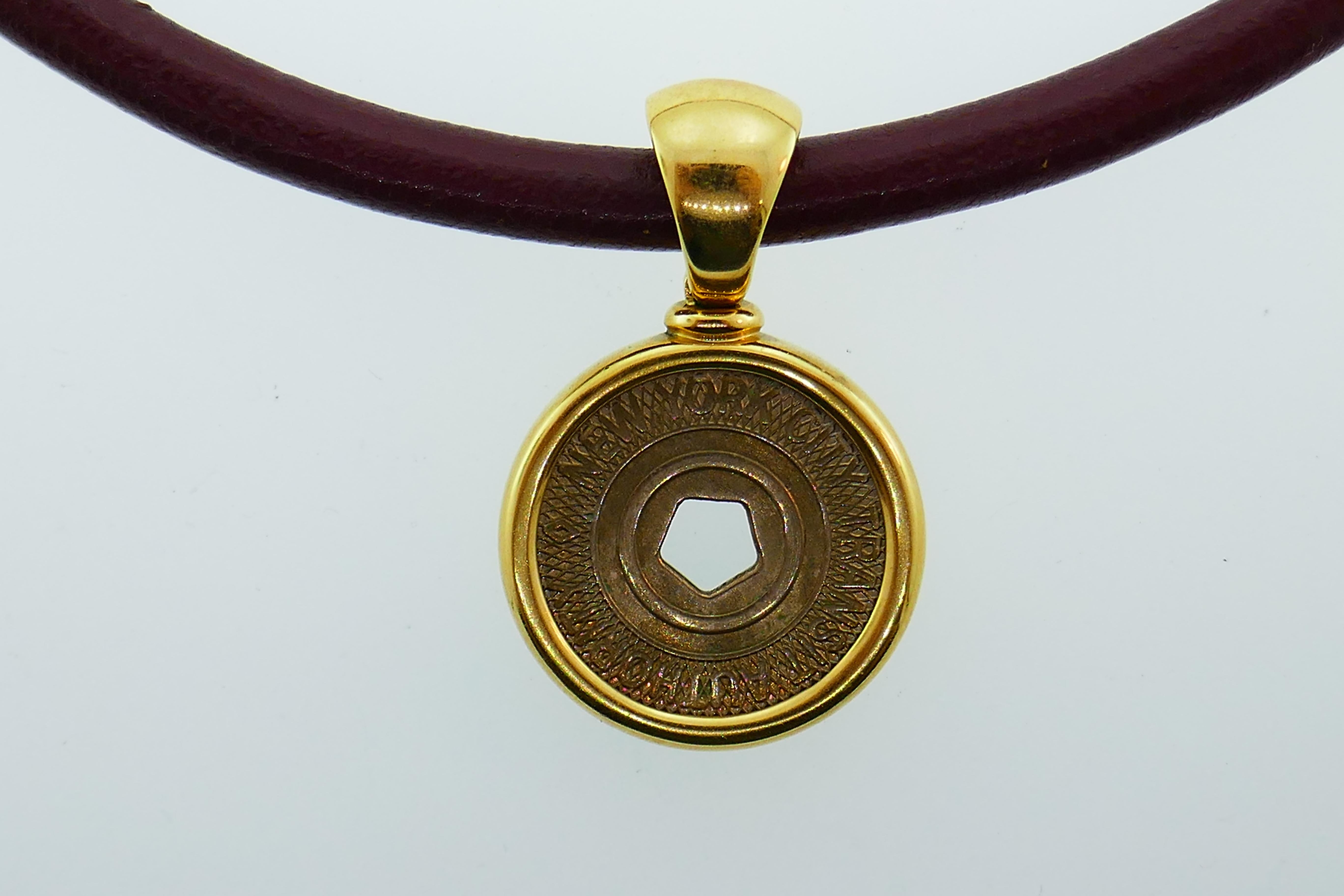 Bvlgari Italy 18 Karat Gold, Leather and New York Subway Token Necklace Rare In Excellent Condition In Beverly Hills, CA