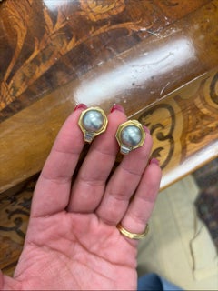 BVLGARI ITALY Boucles d'oreilles en or jaune 18k, perles des mers du Sud et diamants baguettes 1980