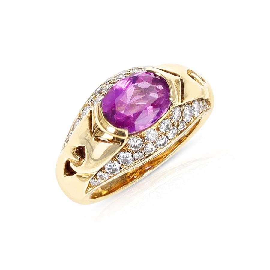 Ein Bvlgari Ring mit rosa Saphir und Diamant aus 18 Karat Gelbgold. Der rosafarbene Saphir wiegt 2,15 Karat und das Gewicht ist eingraviert. Hergestellt in Italien. Ring Größe US 5.