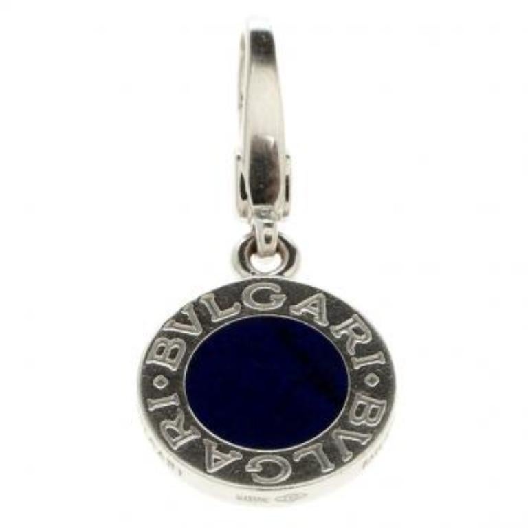 Weighing 3.70 grams, this charm pendant from Bvlgari is versatile as it comes with a lobster clasp which allows you to hook it to necklace chains or handbags. It has been crafted from 18k white gold and embedded with Lapis Lazuli and BVLGARI