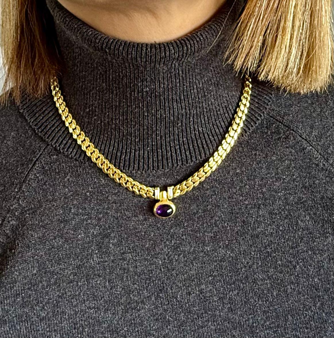Die Bvlgari-Halskette:
Dies ist ein Bvlgari Halskette mit einem kühnen 18k Gelbgold Kandare Link chain.15,5 cm lang.  Der Anhänger hat einen glatten, im Cabochon-Schliff geschliffenen Amethyst 5cts  eingefasst in eine goldene Lünette. Zwei Diamanten