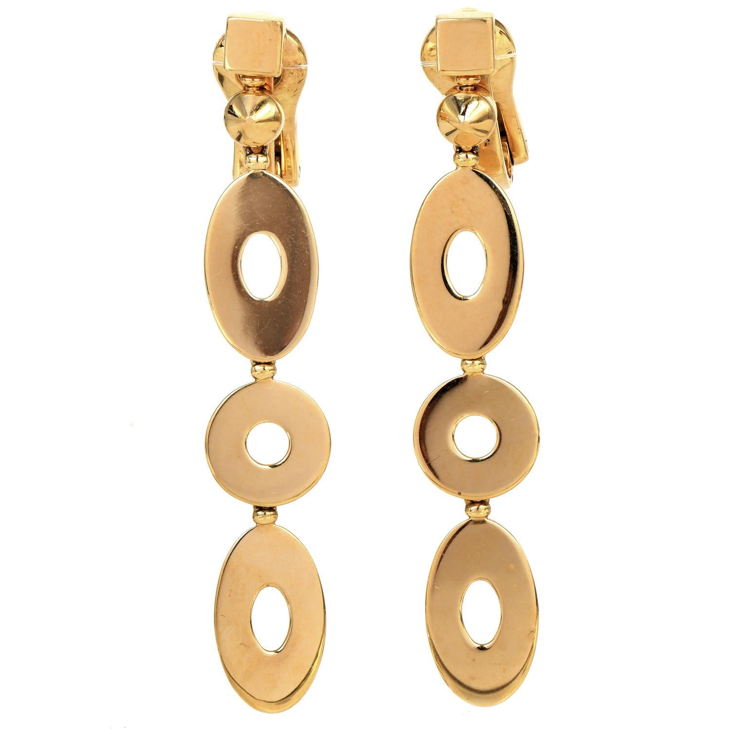 Vintage retro Bvlgari 18K Yellow gold Dangle Earrings.

The Lucea Collections is adorned by Round & Oval-shaped flat disc dangle links with a highly polished finish. 

Crafted in18K yellow gold,

They measure approximately 2