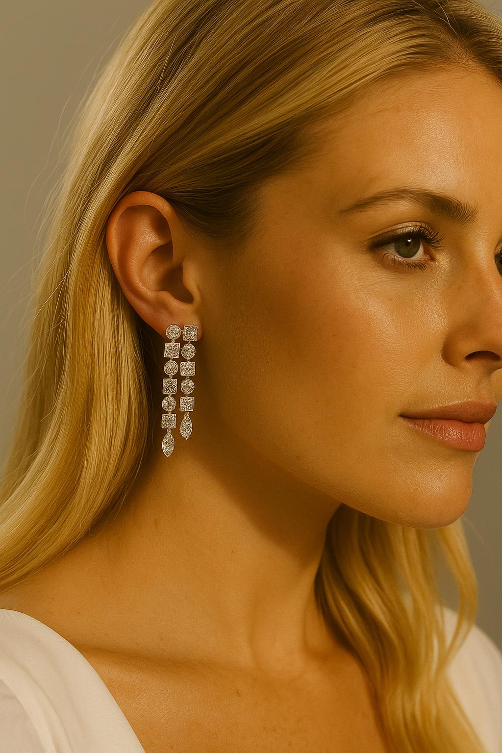 Bvlgari ‘Lucea’ Collection 18kt White Gold 1/85 ct.  Diamond Drop Earrings Corte brillante en venta