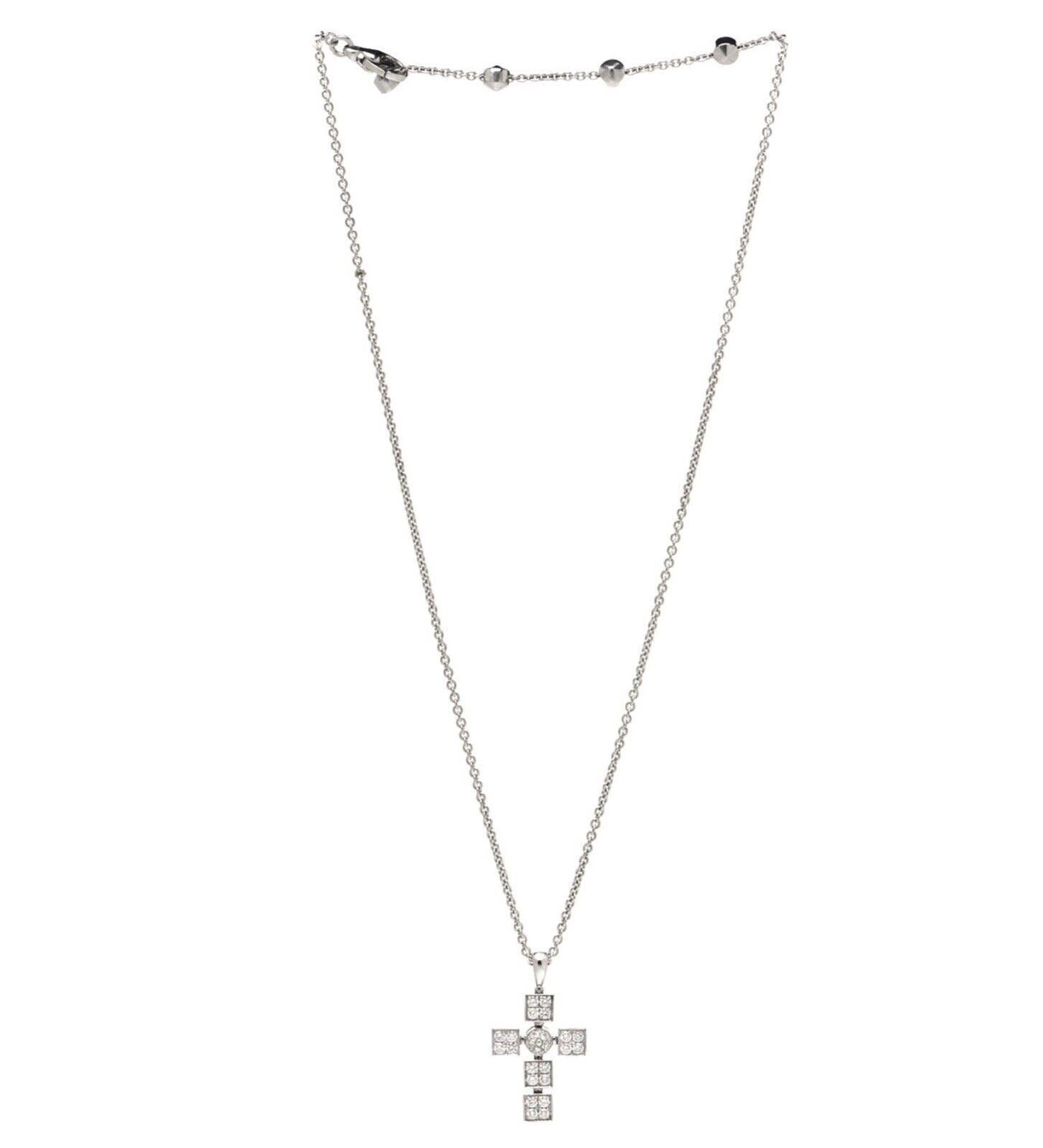 Taille ronde Bvlgari Collier pendentif croix Lucea en or blanc 18 carats en vente