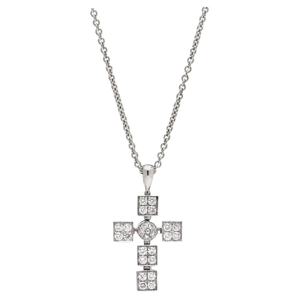 Bvlgari Collier pendentif croix Lucea en or blanc 18 carats en vente