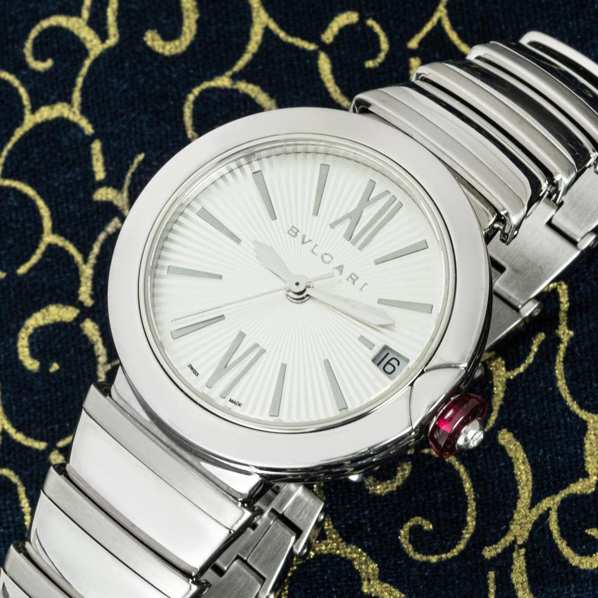 A 33mm LVCEA wristwatch by Bvlgari in stainless steel. Featuring a silver dial with Roman numerals VI and XII and a date display at 3 o'clock. The dial is encased by a smooth stainless steel bezel.>p>

The bracelet features a concealed double