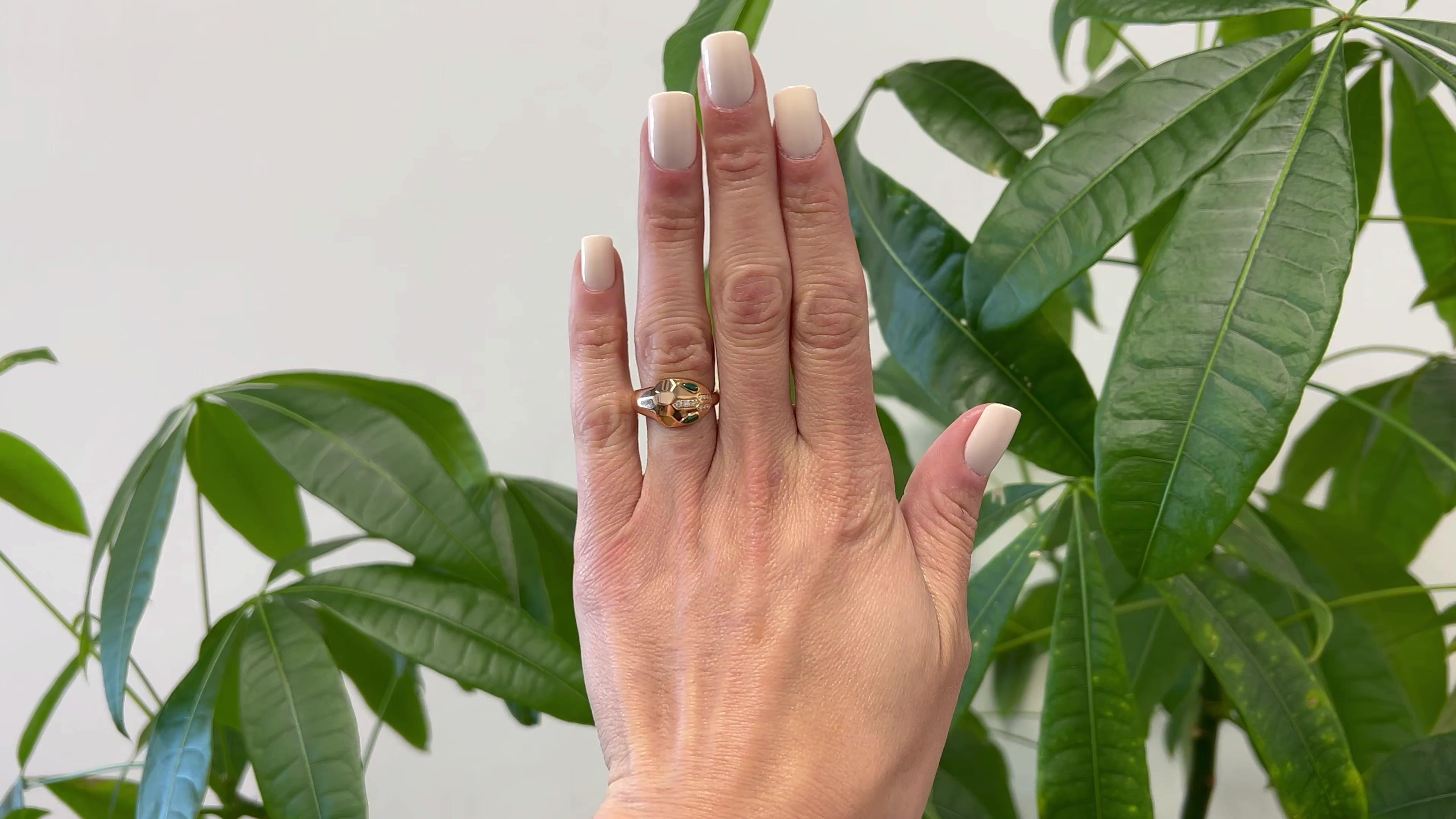 Ein Bvlgari Malachit und Diamant 18k Rose Gold Serpenti Ring. Mit zwei Malachiten im Cabochon-Schliff. Akzentuiert durch 10 runde Diamanten im Brillantschliff mit einem Gesamtgewicht von ca. 0,10 Karat, eingestuft in Farbe D-E, Reinheit VVS-VS.