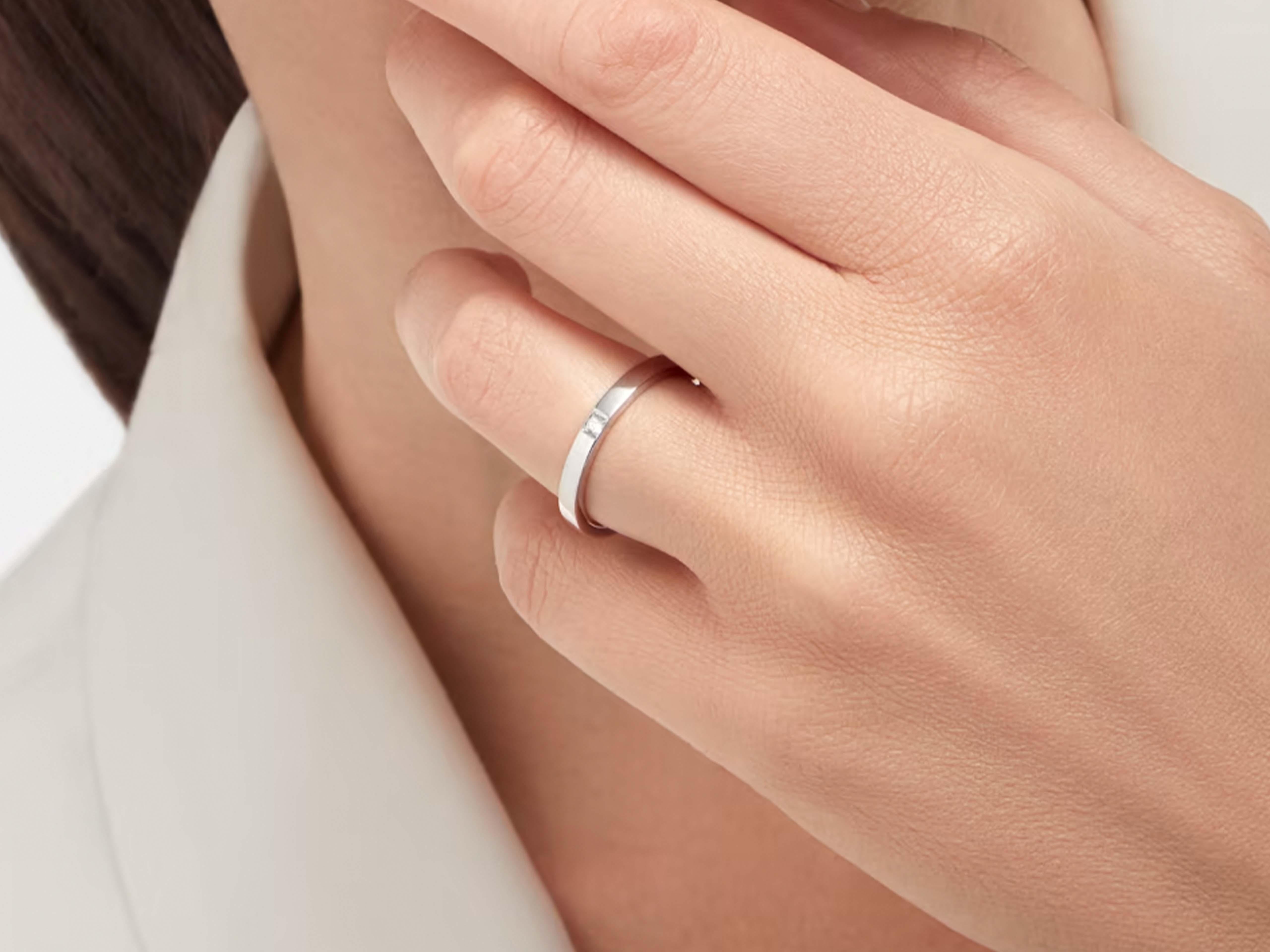 The ultimate symbol of two hearts united, the MarryMe wedding band seals a bond of love for eternity with pure Italian style. As bold as the proposal, as decisive as saying yes, the wedding band makes a strong statement with its architectural