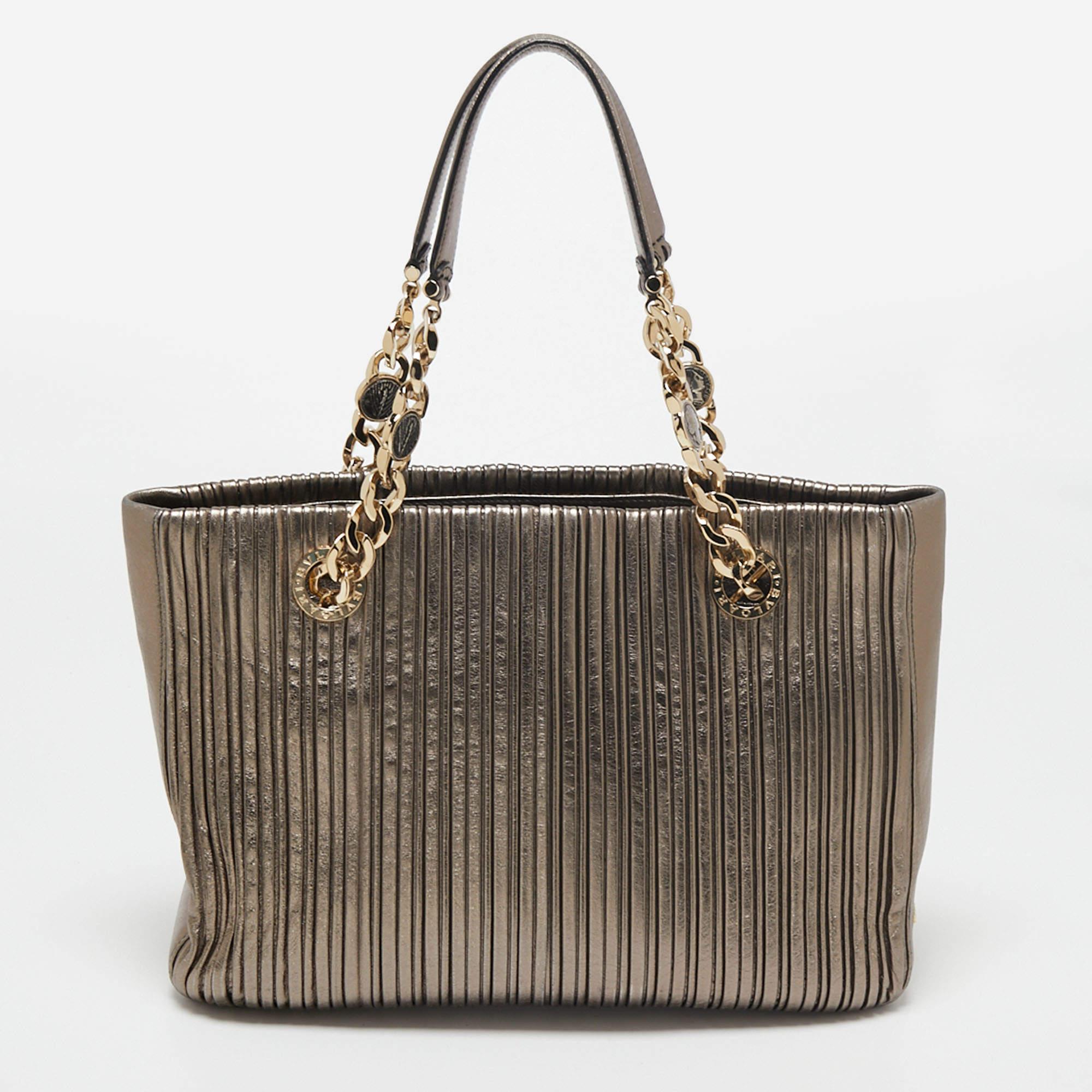 With its distinct sense of fashion, Bvlgari has been able to cater to the taste of style enthusiasts and offer them unique, desirable designs. Reflecting the expertise of the label. this Monte Plisse tote exudes opulence charm and is enriched with