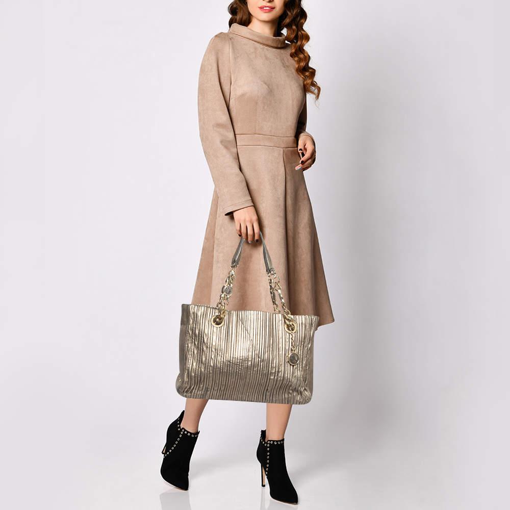 This alluring tote bag for women has been designed to assist you on any day. Convenient to carry and fashionably designed the tote is cut with skill and sewn into a great shape. It is well equipped to be a reliable accessory.