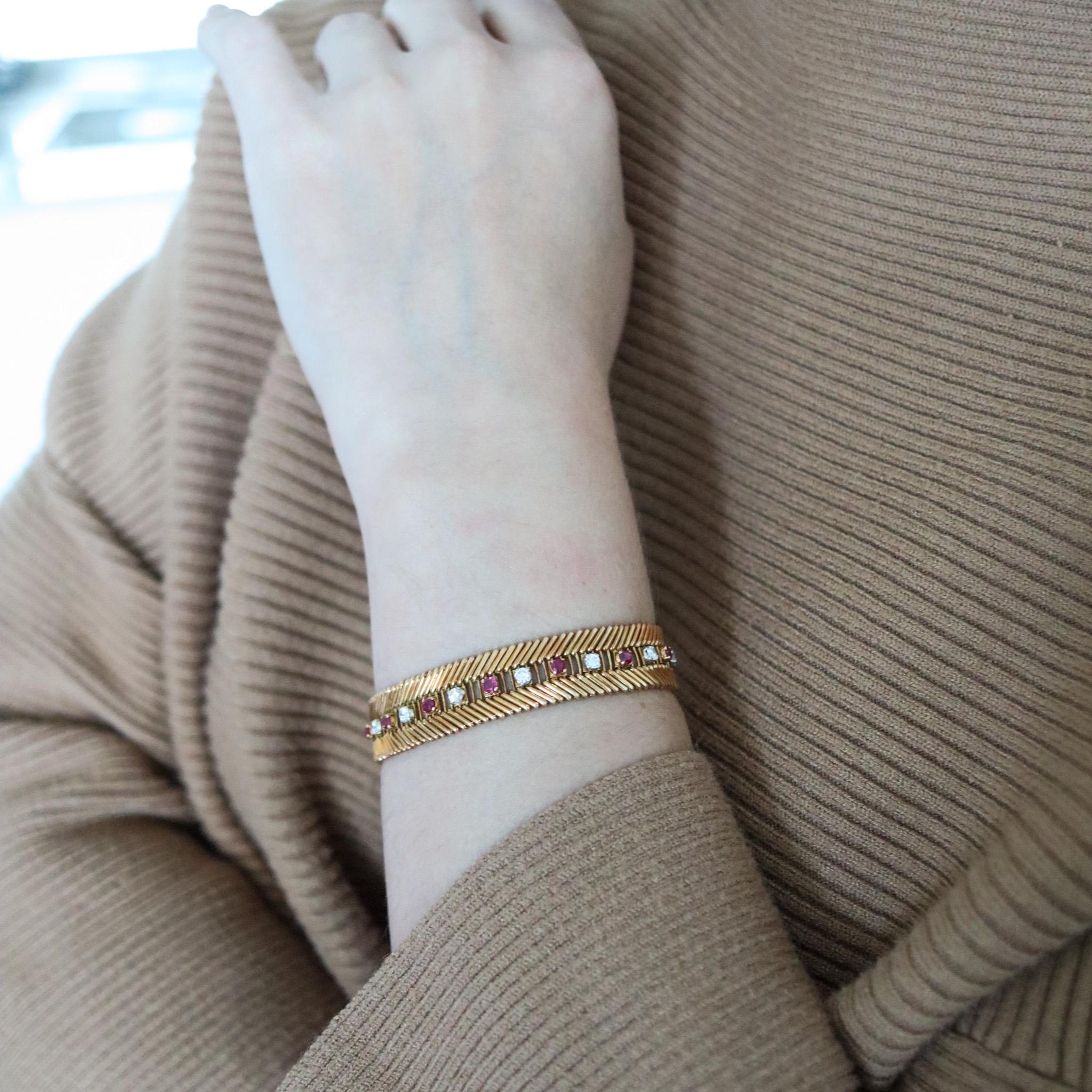 Flexibles Armband, entworfen von Bvlgari.

Ein außergewöhnliches Armband, das 1950 in Mailand von der Schmuckfirma Bvlgari entworfen wurde. Dieses Stück wurde sorgfältig mit einer wunderschönen Handwerkskunst in massivem Gelbgold von 18 Karat mit