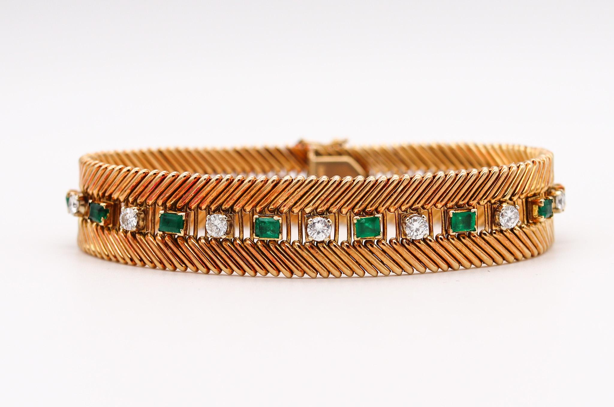 Bvlgari Milano 1950 Armband aus 18 Karat Gold mit 5,88 Gesamtkaratgewicht in Smaragd und Diamanten (Modernistisch) im Angebot