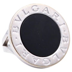 Anillo de cóctel BVLGARI Milano Signature de oro blanco de 18 quilates con ónix redondo