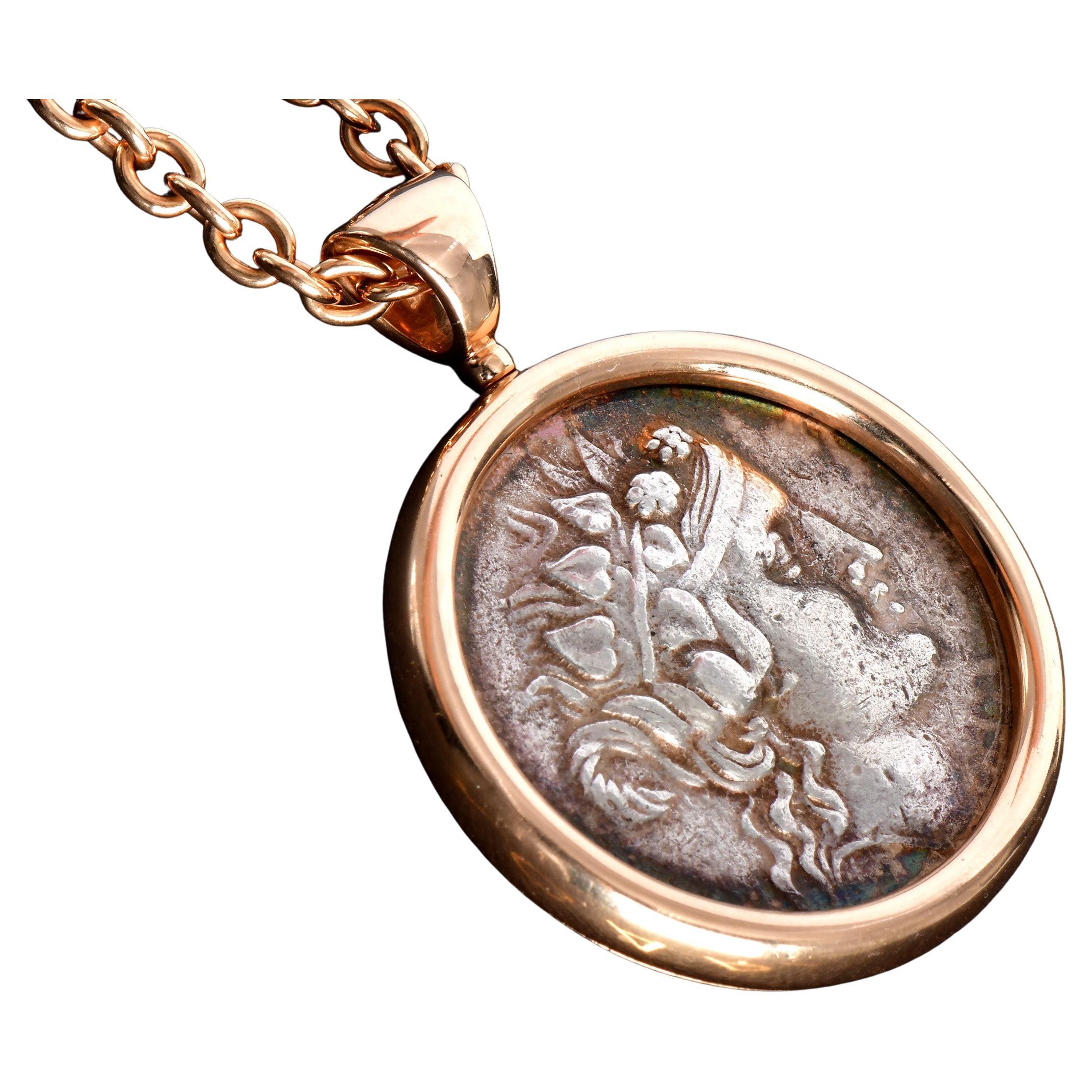 Una squisita dichiarazione di storia e lusso, la collana con ciondolo Monet di Bvlgari è realizzata in ricco oro rosa 18 carati, con un peso sostanziale di 74,1 grammi per una sensazione davvero lussuosa.

Bvlgari, rinomata per celebrare la