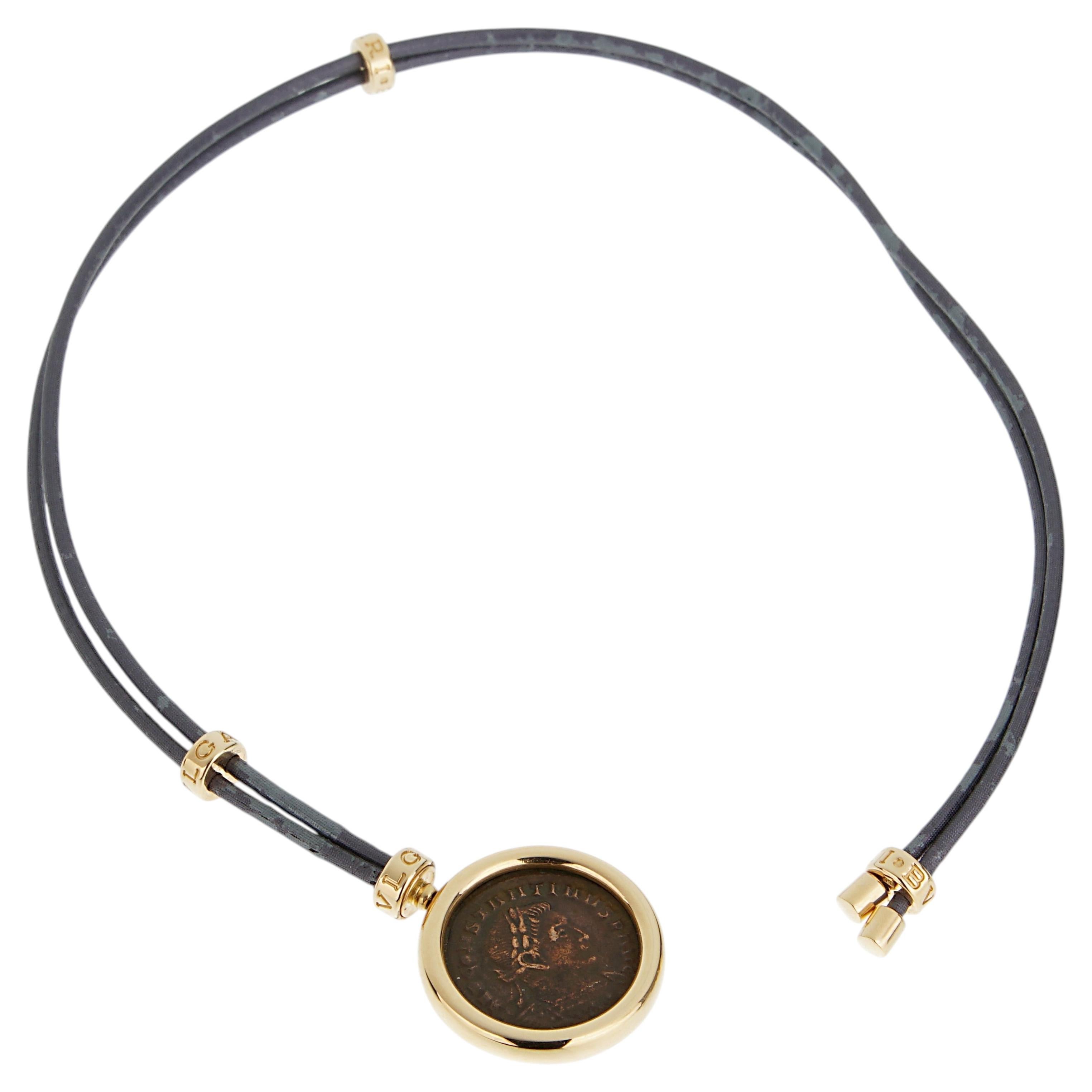 Collana con ciondolo a forma di moneta antica in oro giallo 18k di Bvlgari Monet