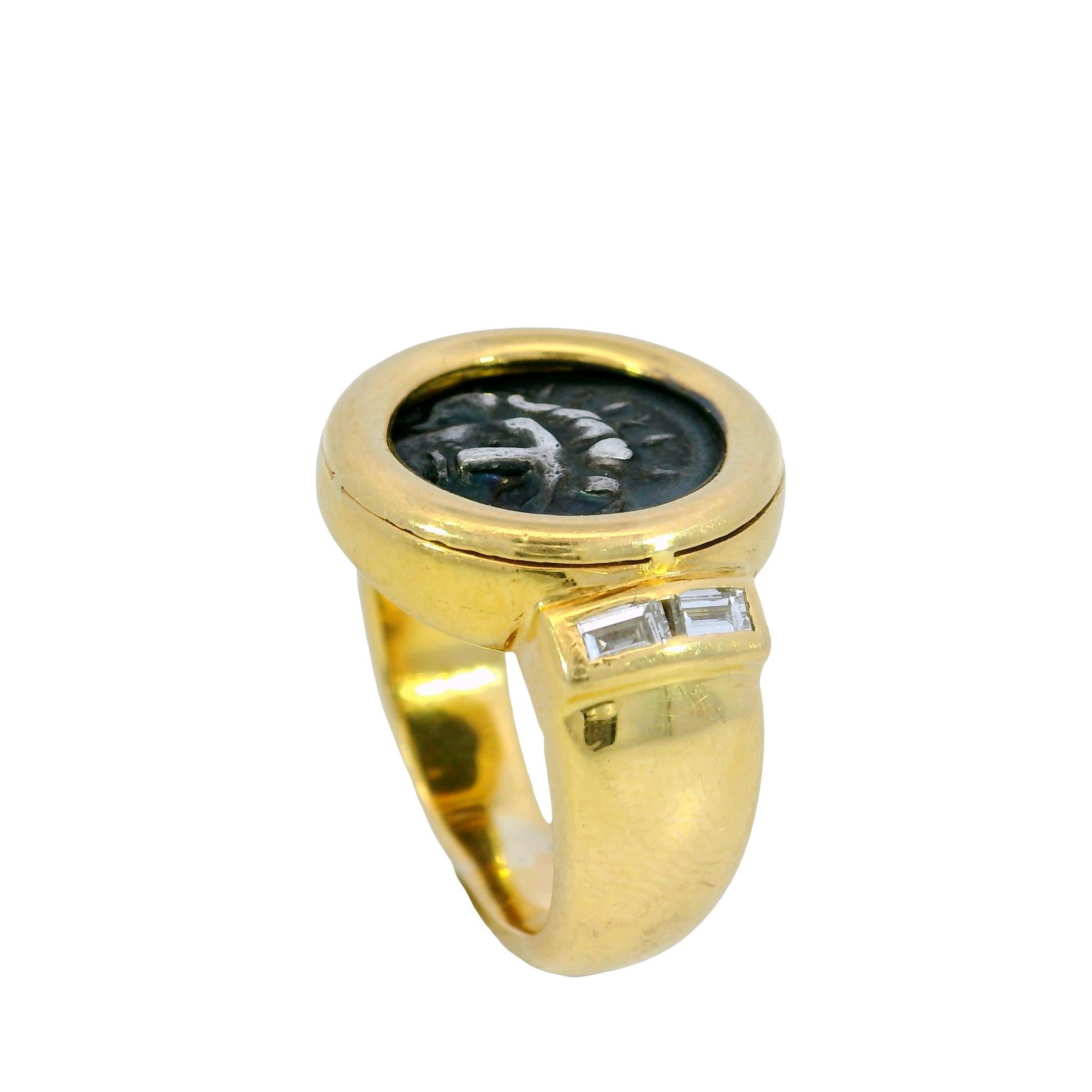 Bvlgari Monet Ancient Coin Diamond Ring Or jaune 18K Taille 5

Cette bague originale est centrée sur une ancienne pièce de monnaie aux tons sombres, sertie dans un cadre circulaire lisse en or jaune 18 carats. La texture altérée de la pièce