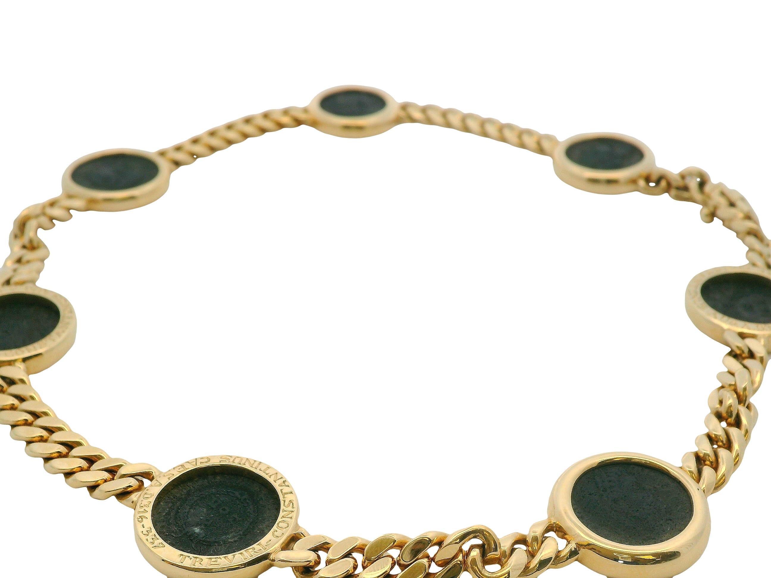 Un llamativo collar gargantilla de Bvlgari.

Elaborada en oro amarillo de 18 quilates, esta pieza presenta una serie de 7 collares Monete de monedas antiguas con siete monedas antiguas engastadas en un bisel clásico de oro amarillo de 18