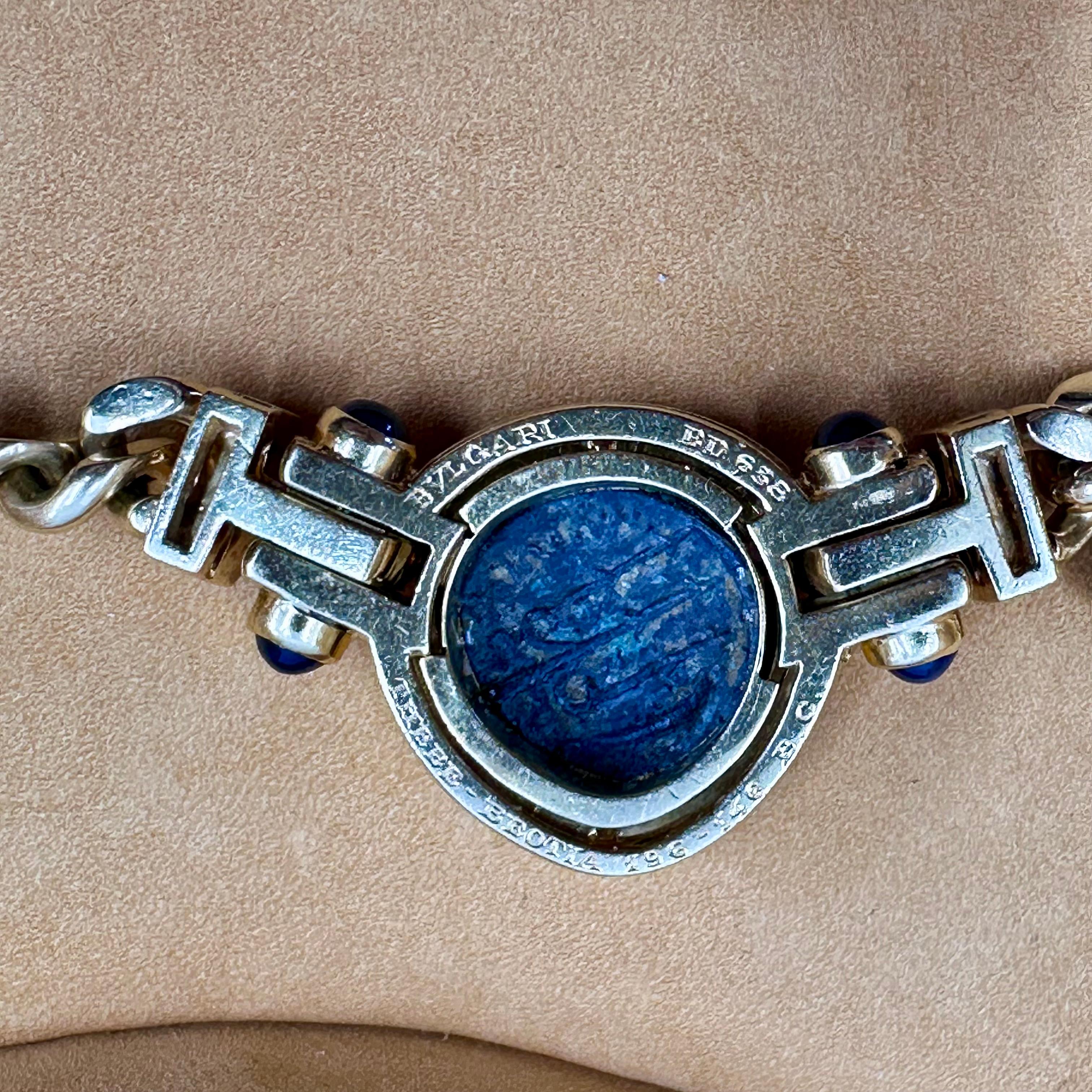 Halskette von Bvlgari Monete aus Gold mit antiker Münze und blauem Saphir (Cabochon)