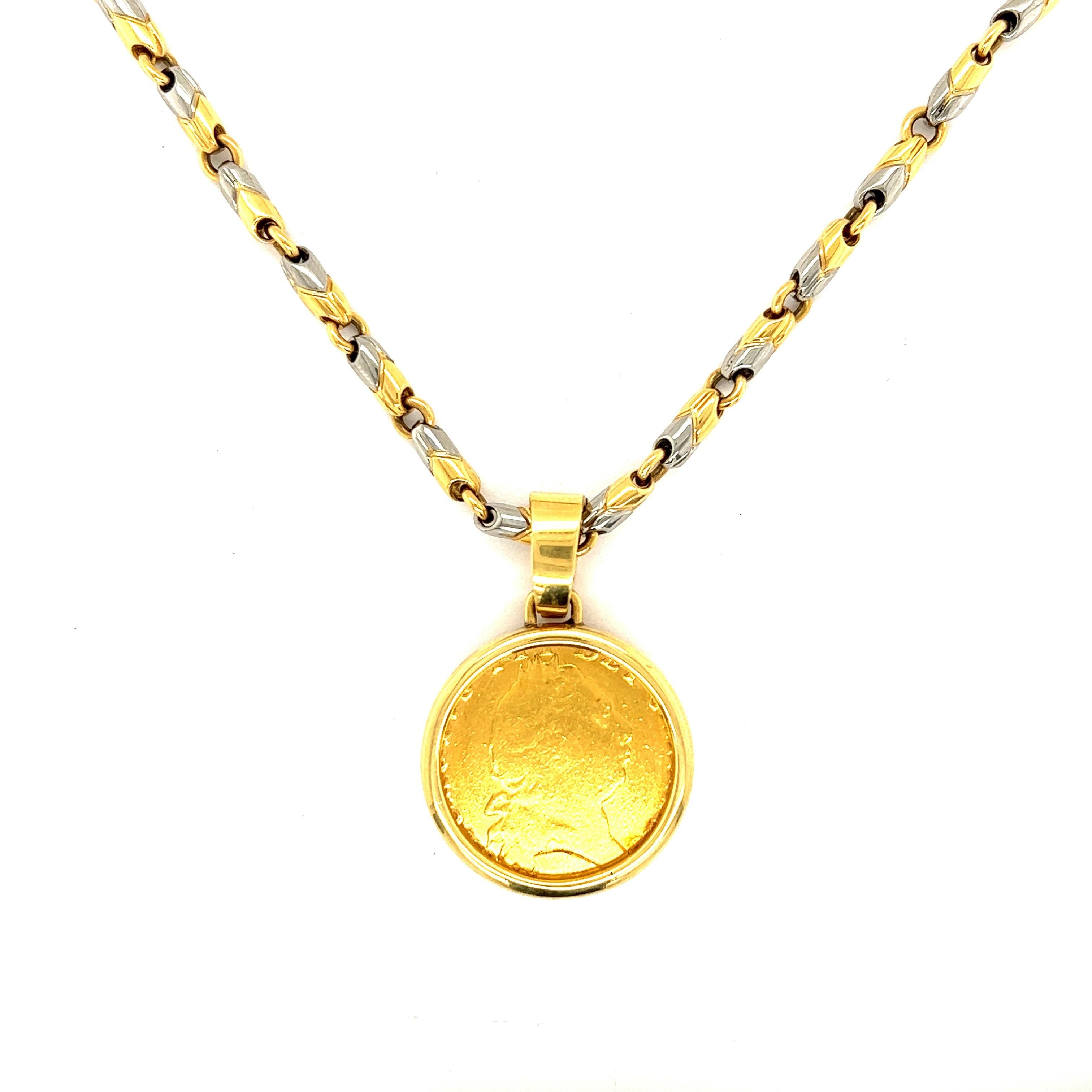 Bvlgari Monete Goldmünze-Anhänger mit Gold- und Stahl-Halskette

Goldmünze in einem Anhänger mit Goldlünette und einer Kette aus Edelstahl und 18-karätigem Gelbgold; markiert Bvlgari N.Y. (Lünette); Bvlgari, Gold and Steel (Kette); 750