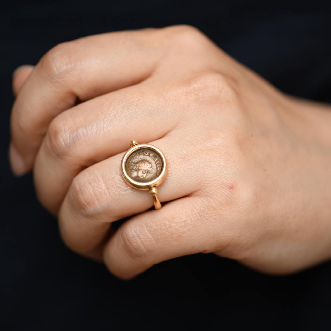 Bvlgari Monete Reversible 18k Yellow Gold Ancient Coin Ring Size 54 In Excellent Condition In Banbury, GB