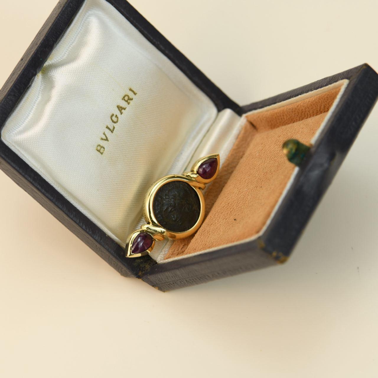 SKU	CT-2402
Comes With	Box Only
Date	approx 1990
Model	Bvlgari Monete
Metal	18k Yellow Gold
Stones	Ruby
Weight	approx 7.6 g
Length	approx 3.5 cm
Condition	Excellent
Other Info	Coin diameter : approx 14mm
___________________________________
If you